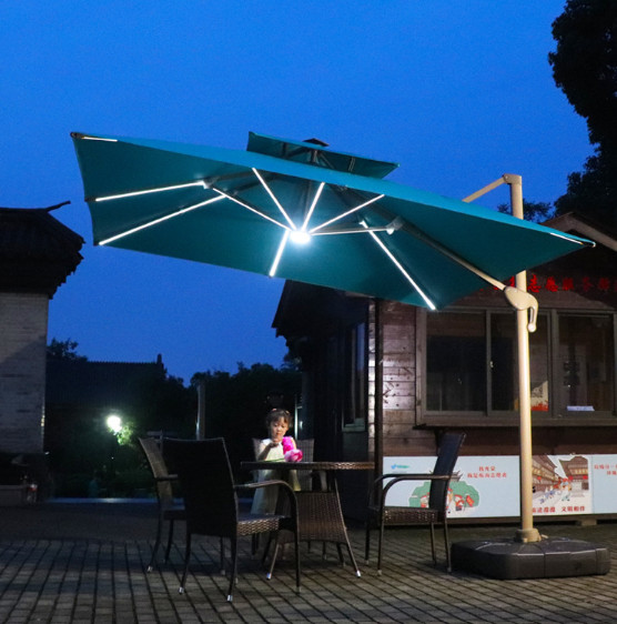 Ô lệch tâm có đèn 3x3m hợp kim có đèn LED dạng thanh dài màu xanh rêu